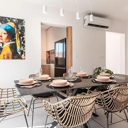 Awesome In With Outdoor Swimming Pool, Wifi And 3 Bedrooms * 벨라루카