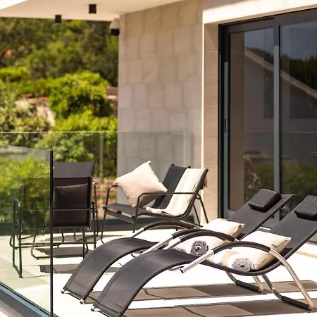 Awesome In With Outdoor Swimming Pool, Wifi And 3 Bedrooms *