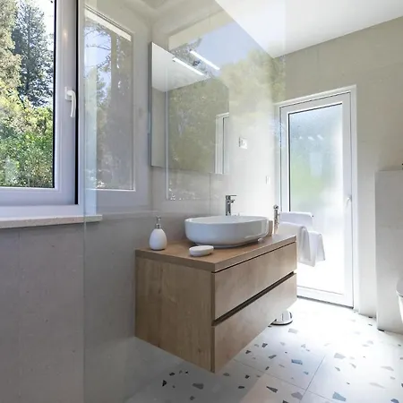 Awesome In With Outdoor Swimming Pool, Wifi And 3 Bedrooms Holiday home *